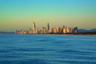 海滨城市天际线美景