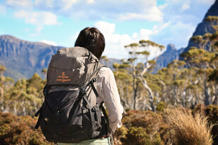 背包客眺望山间美景