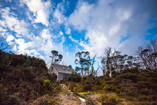 山间小屋 蓝天白云相伴