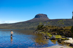 湖畔孤影 远山碧水之景