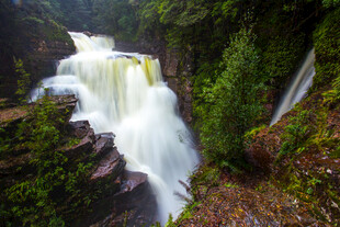 山间壮丽瀑布景观
