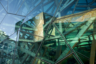 现代玻璃建筑外观特写