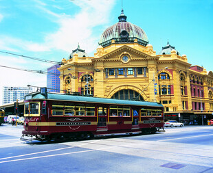 墨尔本复古电车与黄色建筑