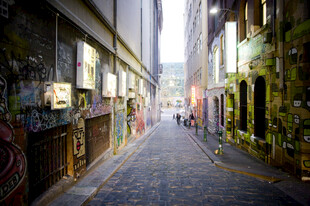 城市小巷的多彩艺术风景