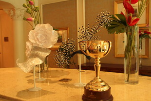 精致奖杯与花卉装饰摆件