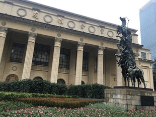 古典建筑前的骑马雕像