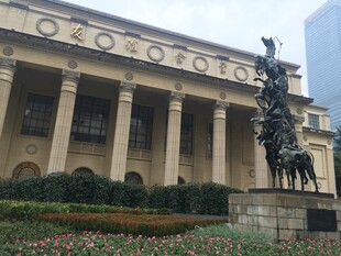 古典建筑前的骑马雕像