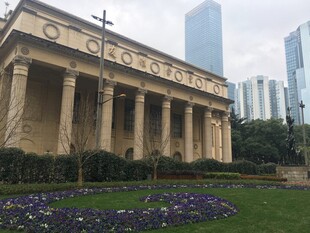 古典教堂与现代建筑相映