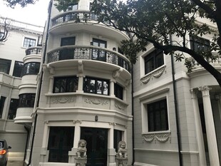 复古风格多层白色建筑