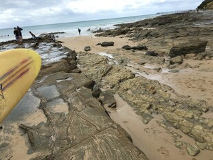 海岸边的岩石与冲浪板