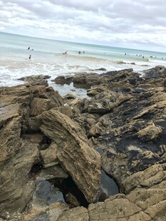 海边嶙峋礁石与辽阔海景