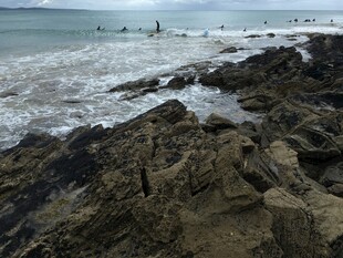 海边礁石 海浪轻拍景象