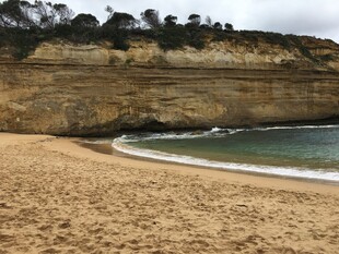 海岸沙滩与崖壁景观