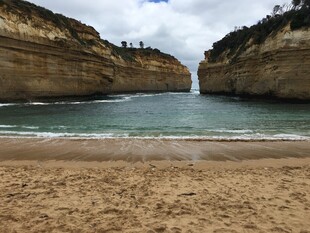 壮丽海岸沙滩与岩石景观
