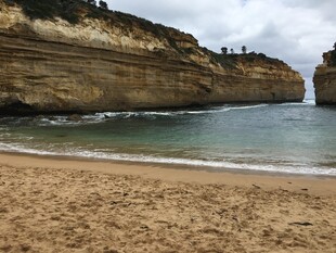 海岸边的沙滩与壮观岩壁