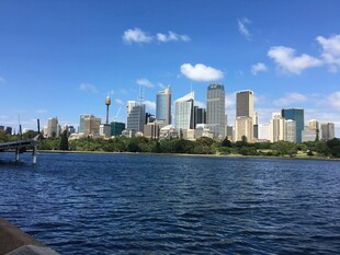 河畔都市天际线美景