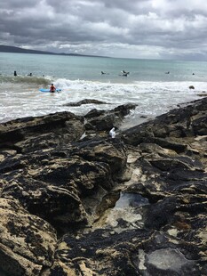 海边礁石景观 游人嬉戏