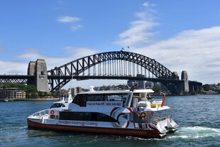 悉尼海港游船与大桥景观