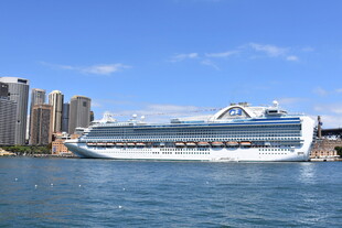 河畔游轮与城市天际线