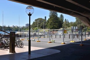 户外码头旁的宁静场景