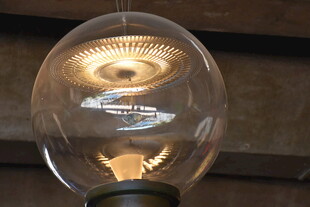 复古玻璃灯泡散发温暖光芒