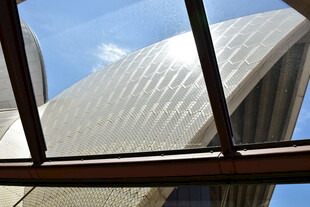 透过窗框看悉尼歌剧院