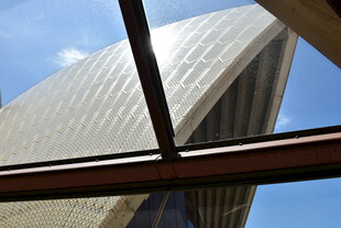 透过窗看悉尼歌剧院