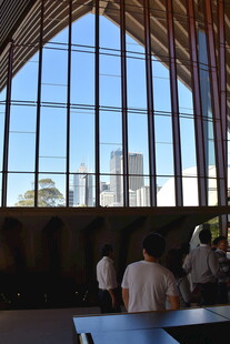 室内赏景的人们