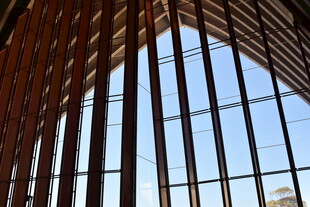 木质透光三角形建筑景观