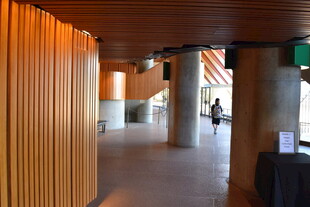 现代风格木质走廊空间