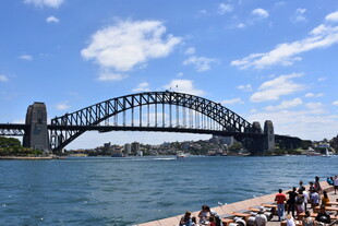 悉尼海港大桥下的热闹景象