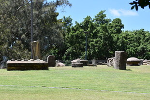 户外草坪旁的石柱景观