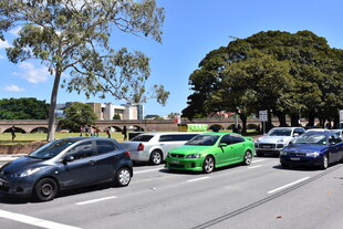 停车场中的多辆停放汽车