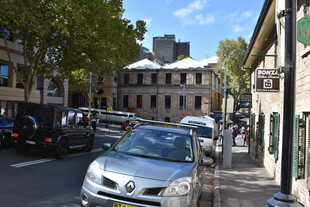 澳大利亚小镇街道上的车辆