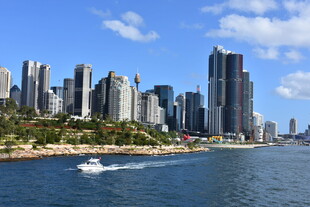 海滨城市高楼与航行船只