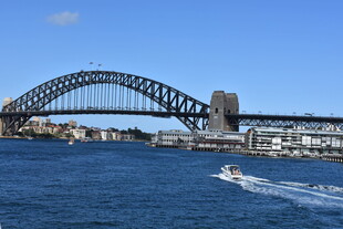 悉尼海港大桥下的蓝色水域