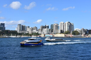 海上游船与城市天际线