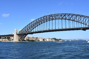 悉尼海港大桥横跨蓝色海面