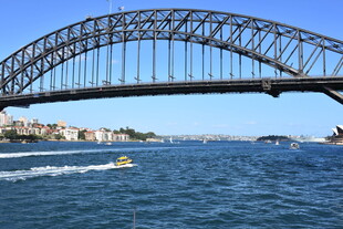 悉尼海港大桥下的海上风光