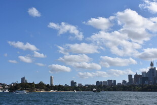 城市天际线与蓝天白云