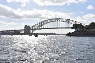 悉尼海港大桥下的波光