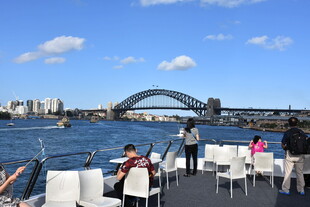 悉尼港畔休闲观景场景