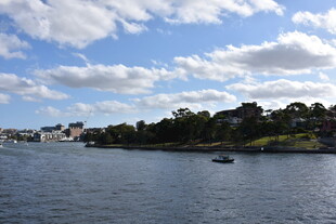 河畔风光 小船悠游于蓝天碧水间