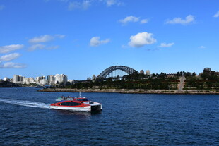河畔游船与拱形桥景