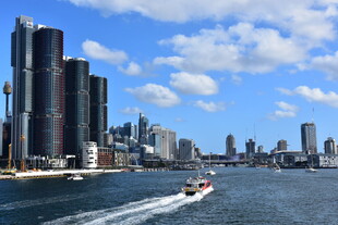 城市河畔景观与行驶小船