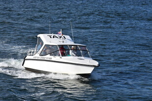 海上行驶的白色观光小船