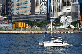 城市滨水处的航行游艇