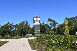 公园中的钟楼景观