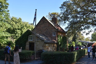 古朴小屋旁的休闲场景