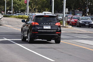 黑色SUV行驶在城市道路